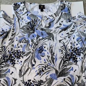 NWT cold shoulder textured shirt in size XL